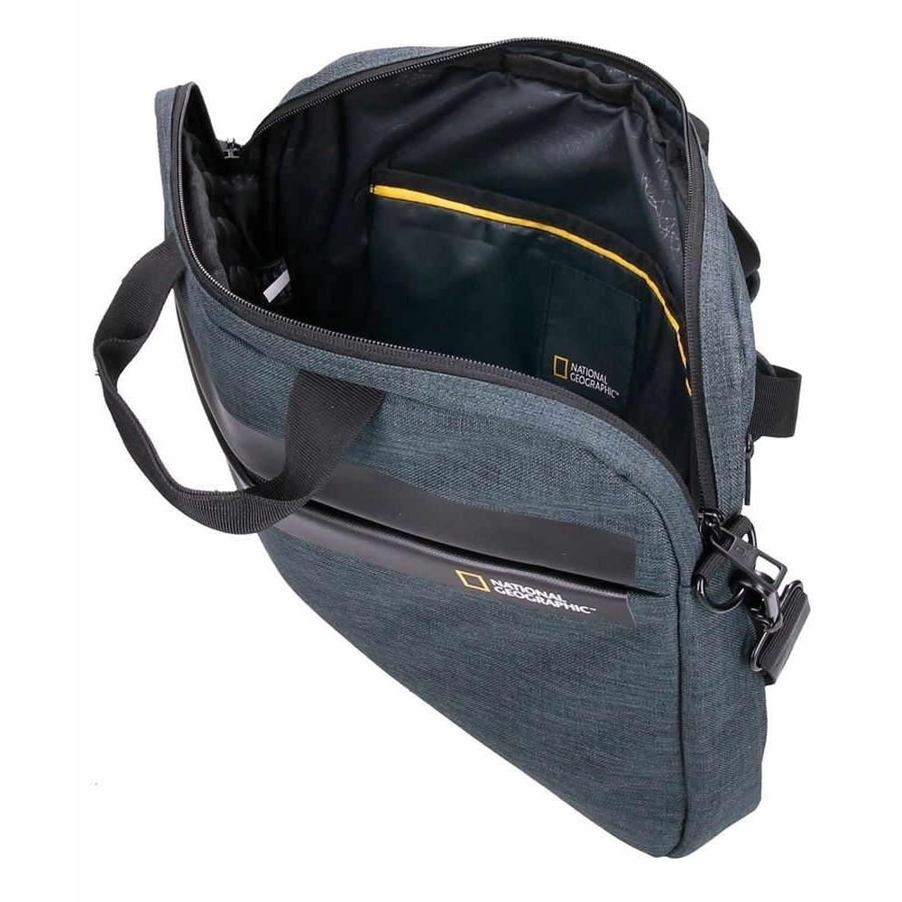 Platte aktetas voor laptop uit stof.